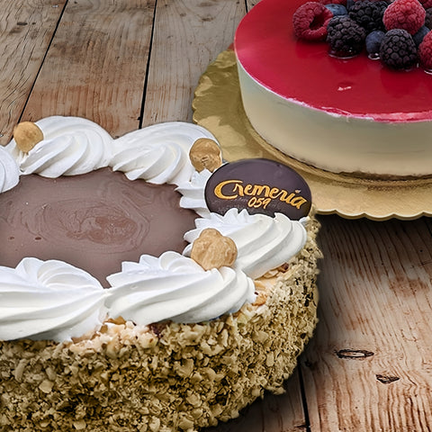 foto con torte su tavolo di legno